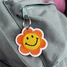FLR003-001 Flor Sorriso Patch Bordado 6,8x6,8cm FLR003-001 Flor Sorriso Patch Bordado 6,8x6,8cm