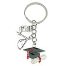 Formatura em chaveiro com boné, diploma e régua