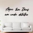 Frase Decorativa Aqui tem Deus em cada Detalhe feito em MDF de 3mm