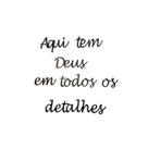 Frase decorativa aqui tem Deus em cada Detalhes