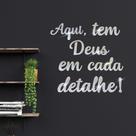 Frase Decorativa Em Acrílico - Aqui Tem Deus Em Cada Detalhe