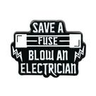 Frase engraçada de Brooch Pins: Salve um fusível, exploda um eletricista”