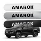 Friso Lateral Porta para Amarok 2010 a 2025 Cabine Dupla Ponta Redondo com Nome em Adesivo