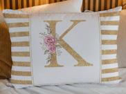 Fronha Capa de Travesseiro Alfabeto Listrado Dourado Premium Decorativo Micropercal 70x50 Iniciais do nome A a Z Fronha Capa de Travesseiro Alfabeto Listrado Dourado Premium Decorativo Micropercal 70x50 Iniciais do nome A a Z