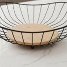Fruteira Decorativa de Mesa em Metal Preto com Base de Madeira