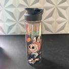 Garrafa de plástico de água infantil decorada com ursinho tampa bico e alça 600ml garrafinha de agua escola criança urso