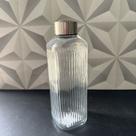 Garrafa de vidro com tampa de inox canelada 1 litro decorativa para água suco geladeira agua cozinha quadrada canelada