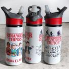 Garrafa Squeeze Volta ás aulas Stranger Things com Bico Automático Com Nome Garrafa Squeeze Volta ás aulas Stranger Things com Bico Automático Com Nome