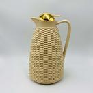 Garrafa Térmica de Plástico Bege com Tampa Dourada New Rattan 1l - Wolff Garrafa Térmica de Plástico Bege com Tampa Dourada New Rattan 1l - Wolff