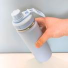 Garrafa Térmica Elegante 780ml com Alça Mosquetão e Bico Prático Azul Ciano