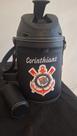 Garrafa Térmica Inox - 2,5L encapada c/ couro, Copo e Suporte,Mantém Gelado ou Quente - Corinthians