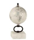 Globo decorativo de mesa com base em mármore preto e branco.