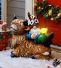 Gnomo de jardim Pohabery em Highland Cow com luz solar