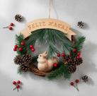 Guirlanda feliz natal com esquilo e pinhas 23cm Guirlanda feliz natal com esquilo e pinhas 23cm