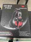 Headset preto e vermelho