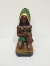 Imagem em gesso caboclo pena verde sentado 17 cm