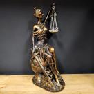 Imagem em gesso temis deusa da justiça sentada dourada 32cm