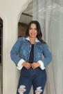 Jaqueta cropped pelucia jeans feminina