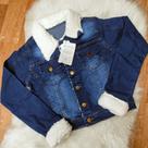 Jaqueta jeans com pelo branco