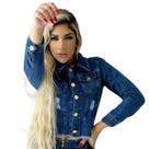 Jaqueta Jeans Feminina Azul Escuro com Botão Dourado Modela a Silhueta Confortável e Clássica