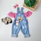 Jardineira Jeans Ursinha + Ciganinha Rosa Jardineira Jeans Ursinha + Ciganinha Rosa