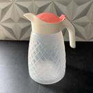 Jarra de plástico rattan transparente com tampa e alça para suco água 1,6 litro de geladeira de cozinha decorada Jarra de plástico rattan transparente com tampa e alça para suco água 1,6 litro de geladeira de cozinha decorada
