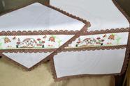 Jogo de Caminho Bordado em Ponto Cruz - Vaquinha com Flores