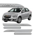 Jogo de Friso Chevrolet Cobalt Alto Relevo Grafia Cromada Ponta de Faca Cores Protetor de Porta