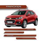 Jogo de Friso Tracker 2013 a 2026 Grafia Cromado Alto Relevo Redondo Cores Protetor de Porta