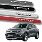 Jogo de Friso Tracker 2013 a 2026 Grafia Cromado Alto Relevo Redondo Cores Protetor de Porta
