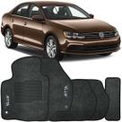 Jogo de Tapete Automotivo Carpete Jetta 2011 à 2018 Soft Logo Bordado Grafite 5 Peças Jogo de Tapete Automotivo Carpete Jetta 2011 à 2018 Soft Logo Bordado Grafite 5 Peças