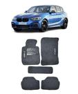Jogo Tapete Carpete BMW 120i 2007 a 2011 com Logo Bordado Grafite-500.311GRF