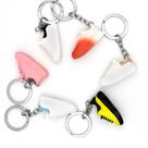 Key Chain Sneaker 3D Sporty Shoe Design rosa e branco