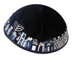 Kipa Judaico Veludo Preto - Menorah Jerusalém Bordada Kipa Judaico Veludo Preto - Menorah Jerusalém Bordada