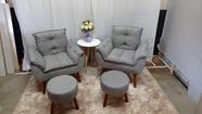 Kit 02 poltronas + 02 puf redondo dany suede cinza claro pandora decor