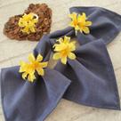 Kit 04 Guardanapos de Tecido Mellange Azul e 04 Anéis PG Flor de Lírio Amarelo