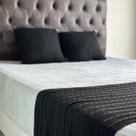 Kit 1 Peseira Super Luxo Para Cama King Size, Poltrona e Sofá 260cm x 60cm com 2 Capas de Almofada em Tricot Modelo Premium.