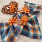 Kit 10 Guardanapos Tecido Xadrez Azul, 10 Anéis PG Flor de Lírio Laranja