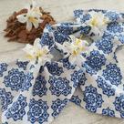Kit 12 Guardanapos de Tecido Azulejo Azul e 12 Anéis PG Flor de Lírio Branco