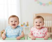 Kit 2 Babador Bebê Impermeavel Com Bolso Pega Migalhas Estampado Menino Menina Antialergico