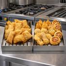 Kit 2 Bandejas Escorredoras de Fritura em Aço Inox 30x40x6cm com Grade Removível Kit 2 Bandejas Escorredoras de Fritura em Aço Inox 30x40x6cm com Grade Removível