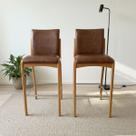 Kit 2 Banqueta Aura Alta Madeira Maciça E material sintético Marrom Design Moderno Conforto Com Apoio Para Pés Mobília Decor