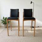 Kit 2 Banqueta Aura Alta Madeira Maciça E material sintético Preto Design Moderno Conforto Com Apoio Para Pés Mobília Decor