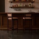 Kit 2 Banquetas Assento Encosto Estofado em Sintetico Hellen cor:imbuia com sintetico whisky