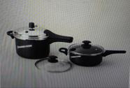 Kit 2 panelas de pressão 4,5l e 3l asj fecho externo antiaderente c/ 2 tampas de vidro - preto Kit 2 panelas de pressão 4,5l e 3l asj fecho externo antiaderente c/ 2 tampas de vidro - preto