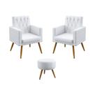 Kit 2 Poltronas Vega Com Rodapé e Botões em Capitonê Com Puff Solar Para Sala de Estar Couro Branco Aradec