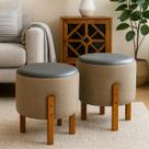 Kit 2 Pufe Estofado Redondo com Pés em Madeira Kit 2 Pufe Estofado Redondo com Pés em Madeira