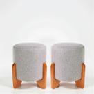 Kit 2 Puff Piave Redondo Decorativo Tecido em Linho Puffe Pés Madeira Maciça Kit 2 Puff Piave Redondo Decorativo Tecido em Linho Puffe Pés Madeira Maciça