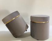 Kit 2 Puffs Redondo em Veludo Cinza com Detalhe Dourado, Decorativo para sala moveis Kit 2 Puffs Redondo em Veludo Cinza com Detalhe Dourado, Decorativo para sala moveis