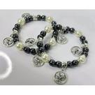 Kit 2 Pulseiras Espírito Santo Hematita e Pérola Pingente Prateado Kit 2 Pulseiras Espírito Santo Hematita e Pérola Pingente Prateado